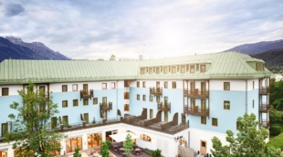 Alphotel Innsbruck Tirol Sommer aussen mit terrasse