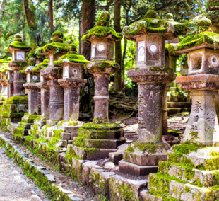 Kasuga Taisha akmeniniai sviestuvai